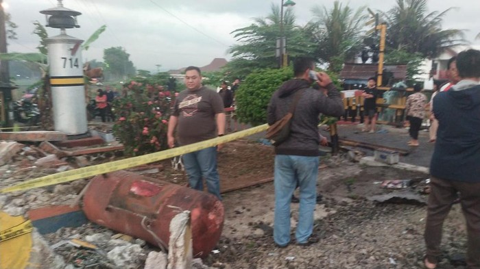 Kondisi kecelakaan antara KA Taksaka dengan truk pengaduk semen di pintu perlintasan Sedayu, Bantul, Rabu pagi (25/9/2024).