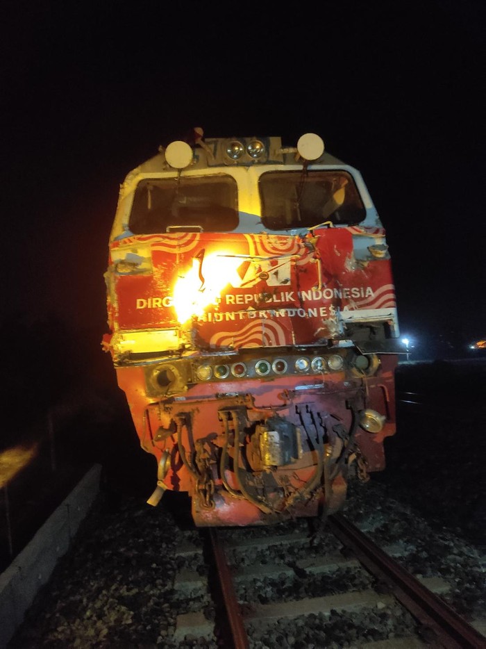 Kecelakaan KA Taksaka dengan truk pengaduk semen yang terjadi di Sedayu, Bantul, Rabu pagi (25/9/2024).