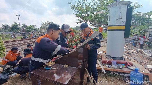 Pos jaga perlintasan KA di Dusun Gubug, Kalurahan Argosari, Sedayu, Bantul rusak parah pasca kecelakaan KA Taksaka vs truk pengaduk semen, Rabu (25/9/2024).