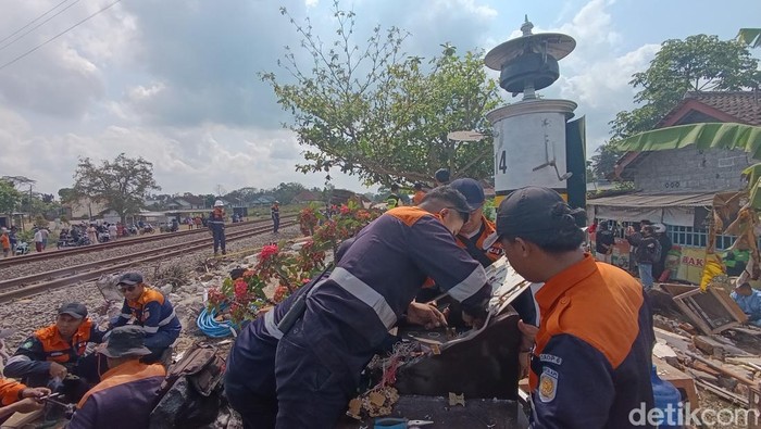 Pos jaga perlintasan KA di Dusun Gubug, Kalurahan Argosari, Sedayu, Bantul rusak parah pasca kecelakaan KA Taksaka vs truk pengaduk semen, Rabu (25/9/2024).