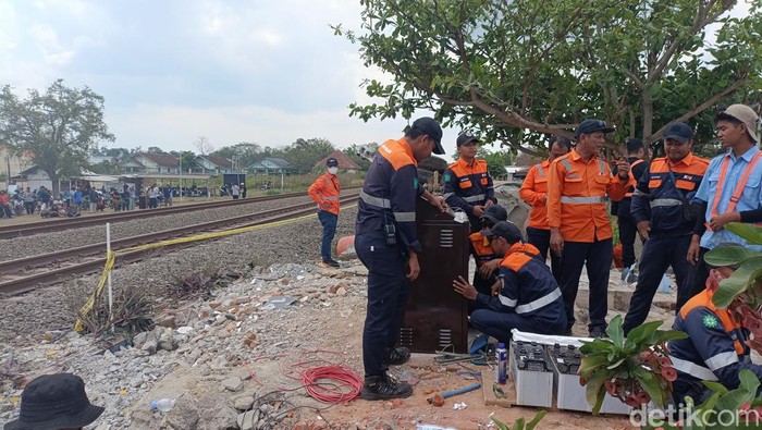 Kondisi pos jaga perlintasan yang tertimpa truk pengaduk semen di Dusun Gubug, Kalurahan Argosari, Sedayu, Bantul, Rabu (25/9/2024).