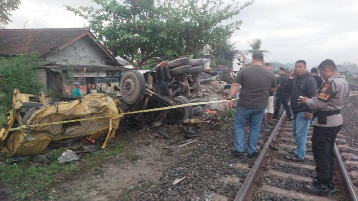 Kondisi kecelakaan antara KA Taksaka dengan truk pengaduk semen di pintu perlintasan Sedayu, Bantul, Rabu pagi (25/9/2024).