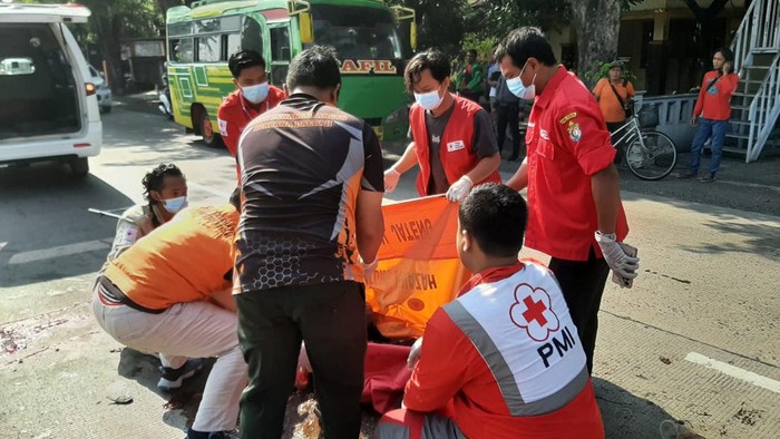 Suasana evakuasi jasad warga yang tewas dilindas truk di Jalan Soekarno-Hatta Desa Jambearum, Kecamatan Patebon, Kendal, Rabu (25/9/2024).