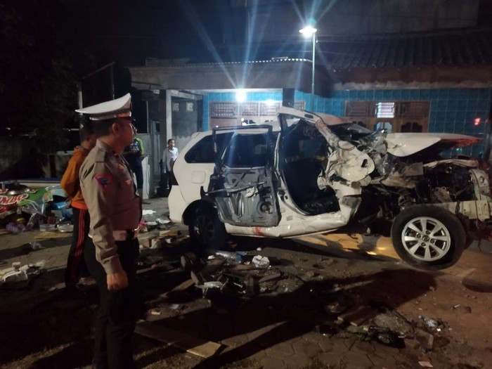 Kondisi mobil yang ringsek pasca ditabrak bus Efisiensi di Kulon Progo, DIY, Selasa (24/9/2024).