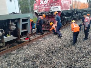 Video Penampakan Kecelakaan KA Taksaka vs Truk di Bantul