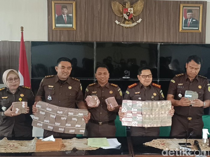 Kejari Kota Semarang memamerkan tumpukan uang hasil sitaan kasus mafia pelabuhan Semarang, Rabu (25/9/2024) siang.