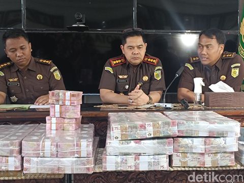 Kejari Kota Semarang memamerkan tumpukan uang hasil sitaan kasus mafia pelabuhan Semarang, Rabu (25/9/2024) siang.