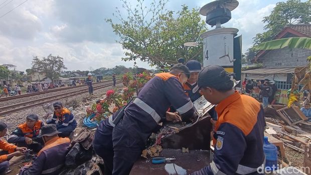 Kerusakan akibat kecelakaan kereta api (KA) Taksaka dengan truk molen di perlintasan Argosari, Sedayu, Kabupaten Bantul, DIY, Rabu (25/9/2024).