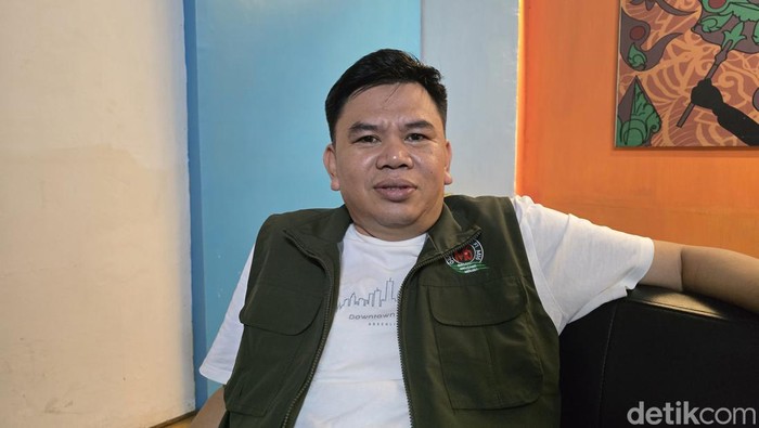Ketua Relawan Lalu Gita Ariadi, Lalu Athari, mengenakan rompi Rohmi-Firin saat diwawancarai di Mataram, Rabu (25/9/2024).