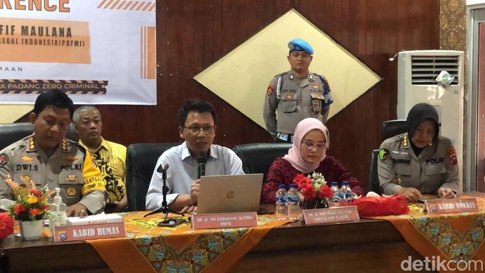 Ketua tim dokter Ade Firmansyah Sugiharto saat menyampaikan hasil autopsi pada jasad Afif Maulana (Foto: dok. M. Afdal Afrianto/kontributor Padang).