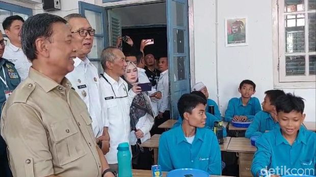 Ketua Wantimpres, Wiranto pantau uji coba program makan bergizi gratis di Kota Cirebon