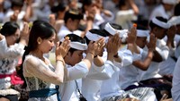 Umat Hindu menggelar persembahyangan untuk merayakan Hari Raya Galungan. (ANTARA FOTO/Fikri Yusuf)