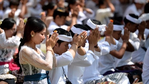 Pemuka agama Hindu memercikkan air suci saat persembahyangan Hari Raya Galungan di Pura Jagatnatha, Denpasar, Bali, Rabu (25/9/2024). Hari Raya Galungan dirayakan umat Hindu sebagai hari kemenangan kebenaran (Dharma) atas kejahatan (Adharma) dengan melakukan persembahyangan di tiap-tiap pura yang ada di Bali. ANTARA FOTO/Fikri Yusuf/rwa.
