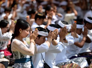 Benarkah Tidak Boleh Sembahyang di Atas Jam 12 Siang Saat Kuningan?