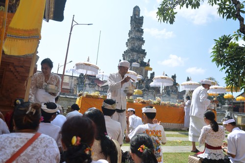 Pemuka agama Hindu memercikkan air suci saat persembahyangan Hari Raya Galungan di Pura Jagatnatha, Denpasar, Bali, Rabu (25/9/2024). Hari Raya Galungan dirayakan umat Hindu sebagai hari kemenangan kebenaran (Dharma) atas kejahatan (Adharma) dengan melakukan persembahyangan di tiap-tiap pura yang ada di Bali. ANTARA FOTO/Fikri Yusuf/rwa.