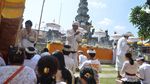 Khidmat Umat Hindu dalam Persembahyangan Galungan