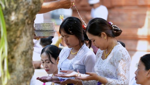 Pemuka agama Hindu memercikkan air suci saat persembahyangan Hari Raya Galungan di Pura Jagatnatha, Denpasar, Bali, Rabu (25/9/2024). Hari Raya Galungan dirayakan umat Hindu sebagai hari kemenangan kebenaran (Dharma) atas kejahatan (Adharma) dengan melakukan persembahyangan di tiap-tiap pura yang ada di Bali. ANTARA FOTO/Fikri Yusuf/rwa.