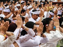 Khidmat Umat Hindu dalam Persembahyangan Galungan