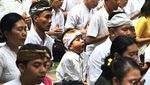 Khidmat Umat Hindu dalam Persembahyangan Galungan