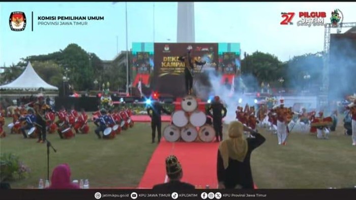 Khofifah beri hormat marching band