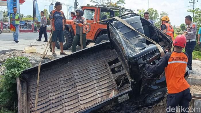 Kondisi mobil pikap yang ringsek usai nyemplung sawah di Wates, Kulon Progo, Rabu (25/9/2024).