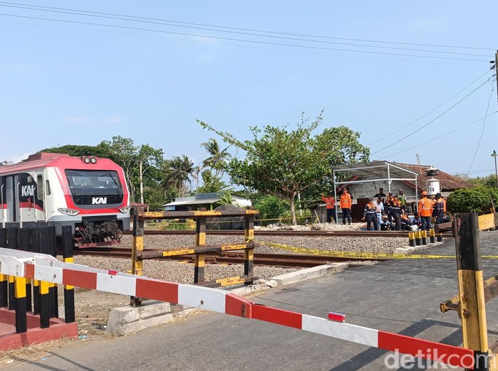 Kondisi perlintasan KA di Dusun Gubug, Argosari, Sedayu, Kabupaten Bantul, usai kecelakaan KA Taksaka dengan truk molen, Rabu (25/9/2024) siang.