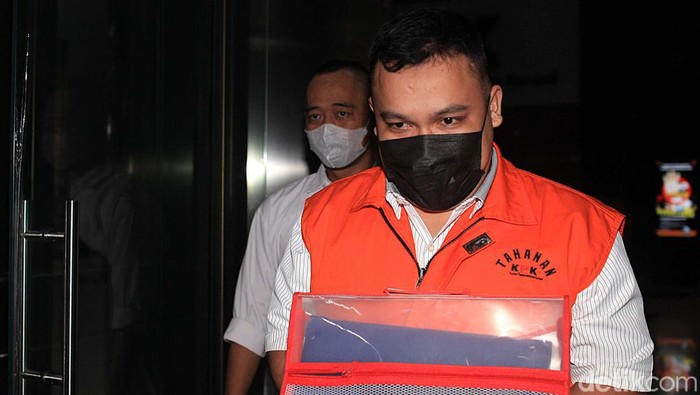 Pemilik PT Mitra Bina Selaras Toras Sotarduga Panggabean berjalan usai diperiksa di Gedung Merah Putih KPK, Jakarta, Rabu (25/9/2024). Toras Sotarduga Panggabean diperiksa untuk penyidikan kasus korupsi pembayaran komisi agen fiktif PT Asuransi Jasa Indonesia (Jasindo).