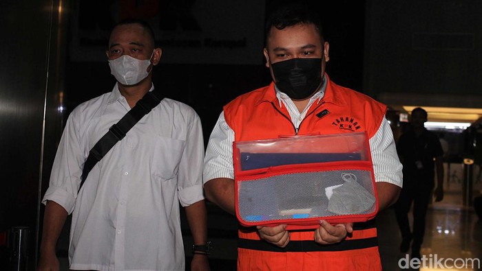 Pemilik PT Mitra Bina Selaras Toras Sotarduga Panggabean berjalan usai diperiksa di Gedung Merah Putih KPK, Jakarta, Rabu (25/9/2024). Toras Sotarduga Panggabean diperiksa untuk penyidikan kasus korupsi pembayaran komisi agen fiktif PT Asuransi Jasa Indonesia (Jasindo).
