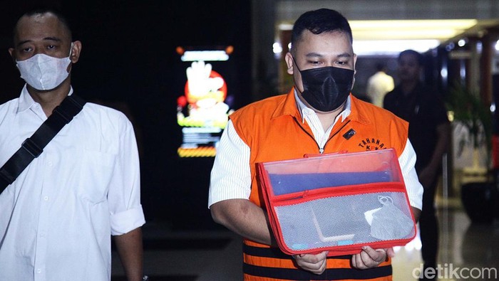 Pemilik PT Mitra Bina Selaras Toras Sotarduga Panggabean berjalan usai diperiksa di Gedung Merah Putih KPK, Jakarta, Rabu (25/9/2024). Toras Sotarduga Panggabean diperiksa untuk penyidikan kasus korupsi pembayaran komisi agen fiktif PT Asuransi Jasa Indonesia (Jasindo).
