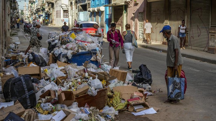 Kuba 'Banjir' Sampah, Bau Menyengat Menghantui Kota Trash piles up on the sidewalk in Havana, Cuba, Tuesday, Sept. 24, 2024. (AP Photo/Ramon Espinosa)