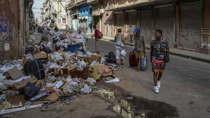 Trash piles up on the sidewalk in Havana, Cuba, Tuesday, Sept. 24, 2024. (AP Photo/Ramon Espinosa)