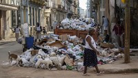 Sampah menumpuk di sudut jalan di Havana, Kuba, Selasa (24/9/2024). Gunung sampah di jalanan mengeluarkan bau busuk dan mengundang lalat di beberapa bagian kota berpenduduk 2,1 juta orang.  