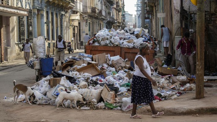 Trash piles up on the sidewalk in Havana, Cuba, Tuesday, Sept. 24, 2024. (AP Photo/Ramon Espinosa)