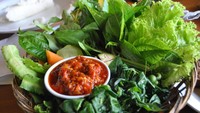 Makanan pendamping favorit orang Sunda, lalapan, ternyata tergolong makanan kuno. Lalapan tercantum dalam Prasasti Jeru-jeru dari tahun 930. Foto: Istimewa