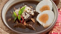 Rawon yang berbumbu hitam di masa lampau terkenal dengan istilah rarawan. Hidangan ini disajikan pada masa pemerintahan Jawa Kuno ribuan tahun silam. Foto: Istimewa