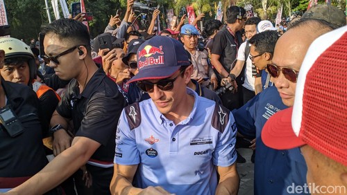 Rider Gresini Racing Tim Marc Marquez saat menyapa fans di Teras Udayana, Kota Mataram, NTB. Foto: (Ahmad Viqi/detikBali).