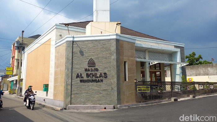 Masjid Al Ikhlas yang terletak di Dukuh Mendungan, RT: 01/IV, Desa Pabelan, Kecamatan Kartasura, Kabupaten Sukoharjo.
