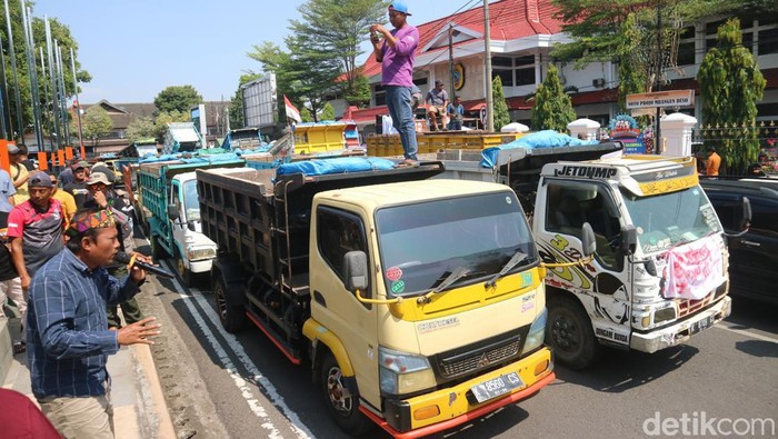 Massa menggelar aksi demo di depan kantor DPRD Pati, Rabu (25/9/2024).