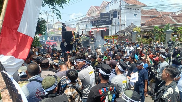 Massa pendukung caleg yang batal dilantik demo KPU Jember