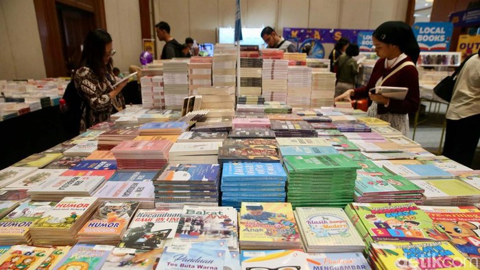 Melihat Pameran Buku Tertua di Asia Tenggara Indonesia International Book Fair (IIBF) kembali digelar di JCC, Jakarta. IIBF adalah pameran buku tertua di Indonesia maupun di Asia Tenggara.