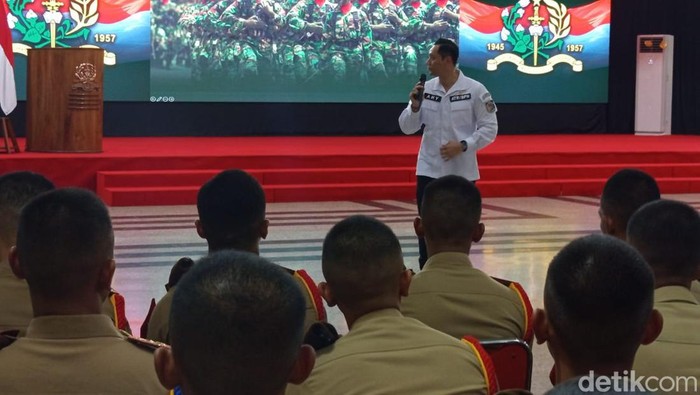 Menteri ATR/BPN Agus Harimurti Yudhoyono (AHY) saat memberi kuliah umum di Akademi Militer (Akmil) Magelang, Rabu (25/9/2024).