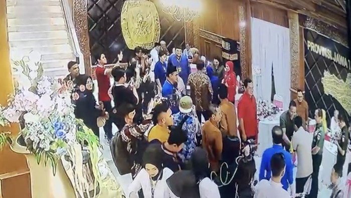 Momen Andika Perkasa dan Kapolda Jateng salaman