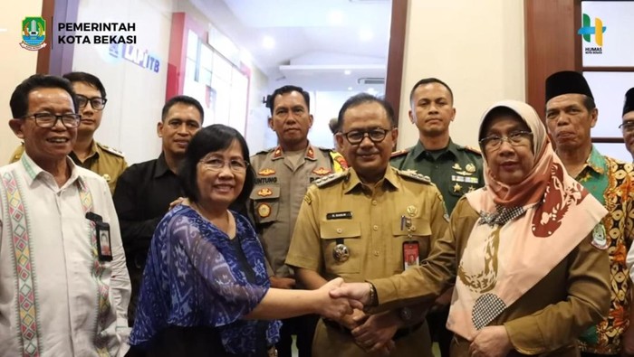 Momen Pendeta Maria dan Masriwati salaman.