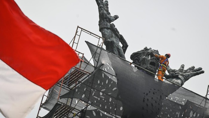 Monumen Pembebasan Irian Barat di Lapangan Benteng Dikonservasi Pekerja membersihkan monumen Pembebasan Irian Barat di Lapangan Banteng, Jakarta, Kamis (19/9/2024). Pemerintah Provinsi DKI Jakarta melakukan konservasi monumen Pembebasan Irian Barat yang dibangun pada tahun 1962 tersebut guna merawat dan melestarikan monumen-monumen bersejarah di Jakarta. ANTARA FOTO/Sulthony Hasanuddin/YU