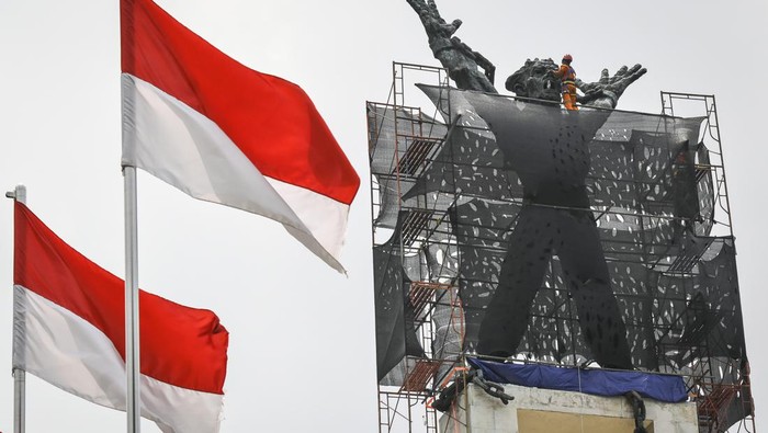 Monumen Pembebasan Irian Barat di Lapangan Benteng Dikonservasi Pekerja membersihkan monumen Pembebasan Irian Barat di Lapangan Banteng, Jakarta, Kamis (19/9/2024). Pemerintah Provinsi DKI Jakarta melakukan konservasi monumen Pembebasan Irian Barat yang dibangun pada tahun 1962 tersebut guna merawat dan melestarikan monumen-monumen bersejarah di Jakarta. ANTARA FOTO/Sulthony Hasanuddin/YU