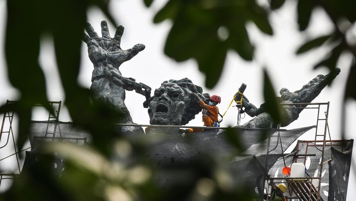Pekerja membersihkan monumen Pembebasan Irian Barat di Lapangan Banteng, Jakarta, Kamis (19/9/2024). Pemerintah Provinsi DKI Jakarta melakukan konservasi monumen Pembebasan Irian Barat yang dibangun pada tahun 1962 tersebut guna merawat dan melestarikan monumen-monumen bersejarah di Jakarta. ANTARA FOTO/Sulthony Hasanuddin/YU
