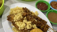Ayam goreng seharga Rp 17.000 menjadi salah satu lauk favoritnya. Daging lembut dengan bumbu kuning yang menyerap. Juga dilengkapi dengan kremesan. Foto: detikcom/Riska Fitria