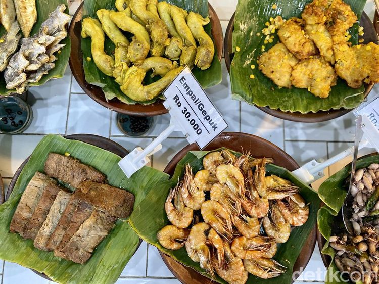 Harum Berempah Nasi Uduk Prasmanan dengan 35 Lauk Sunda