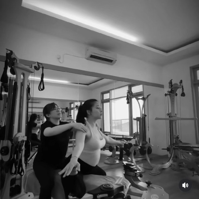 Sebelum menjalani olahraga saat hamil tentunya Nikita sudah terlebih dahulu berkonsultasi dengan dokter kandungannya. Jika dilakukan dengan baik dan benar, olahraga tentunya akan memberi banyak manfaat untuk ibu hamil. Foto: Instagram/@nikitawillyofficial94