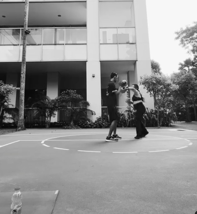 Selain yoga Nikita juga tampak menjalani olahraga boxing. Terlihat dirinya yang masih begitu bertenaga menjalani olahraga tersebut. Foto: Instagram/@nikitawillyofficial94